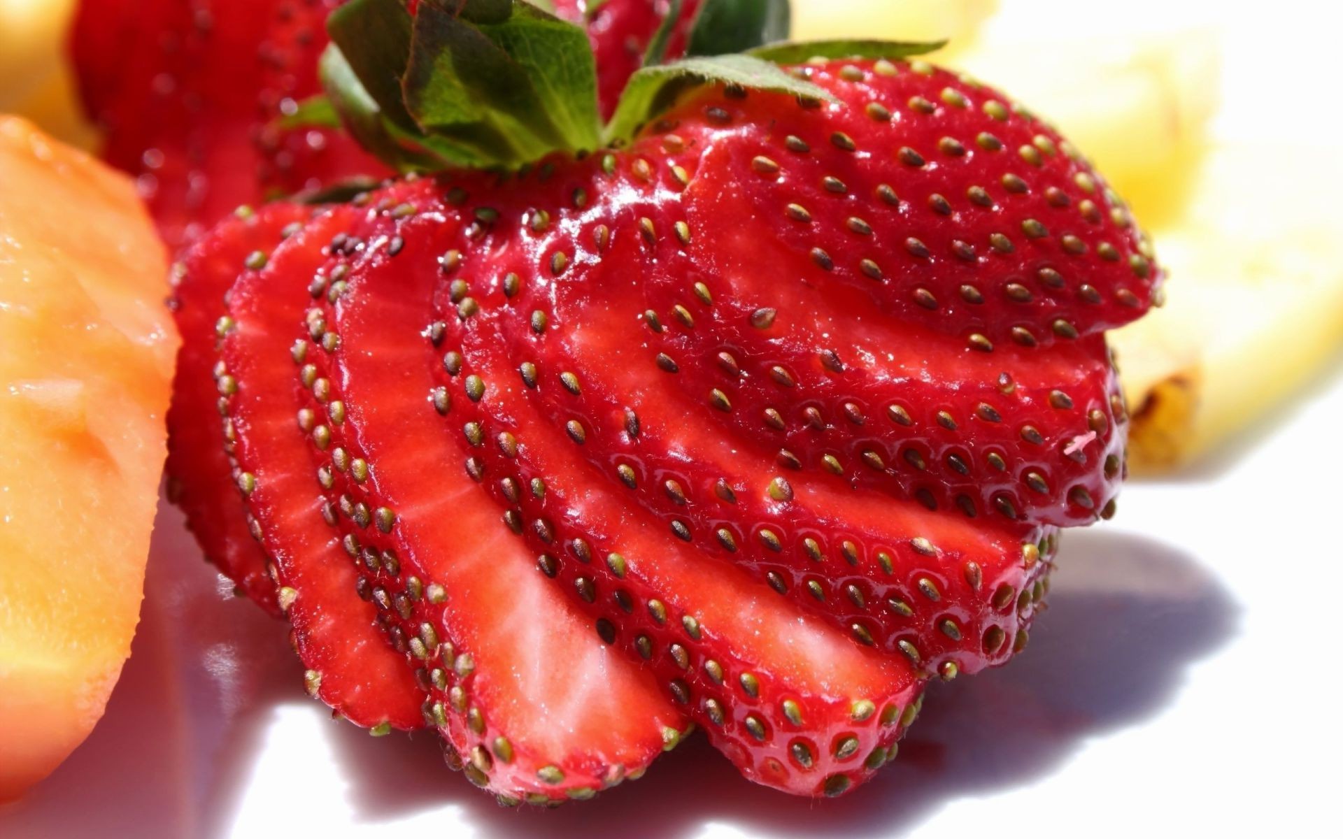 beeren erdbeere obst lecker lebensmittel süß saftig beere gebäck erfrischung blatt essen lecker gesund sommer gesundheit schließen zucker frühstück