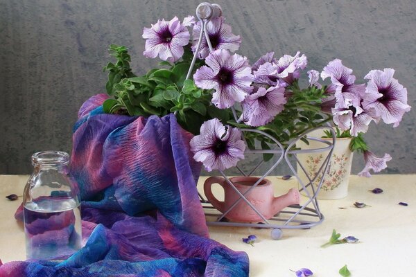 Composition de fleurs avec un mouchoir et une cruche d eau