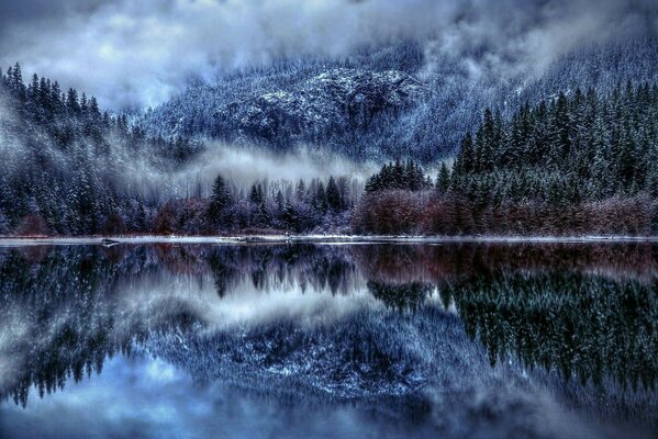 Winterberge und Wald am Fluss