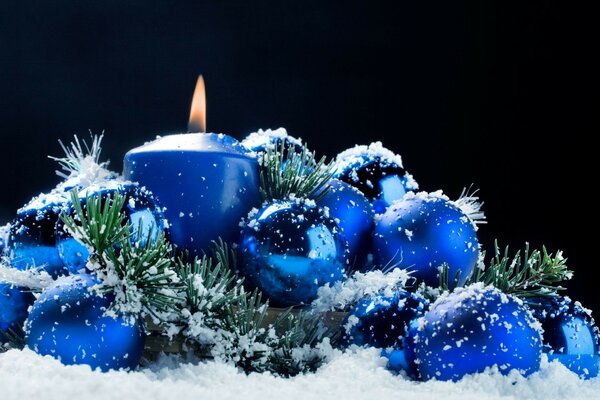 Umore di Capodanno. Candele e decorazioni natalizie sulla neve