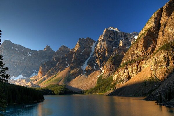 Hermoso paisaje de montañas y lagos