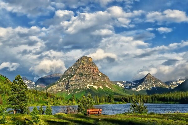 Berglandschaft mit blauem See