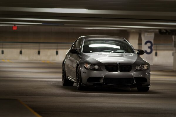 Ein BMW in einer Tiefgarage