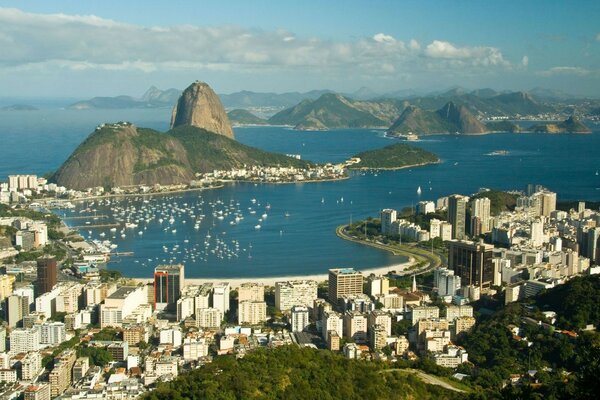 La ciudad y las montañas en la bahía