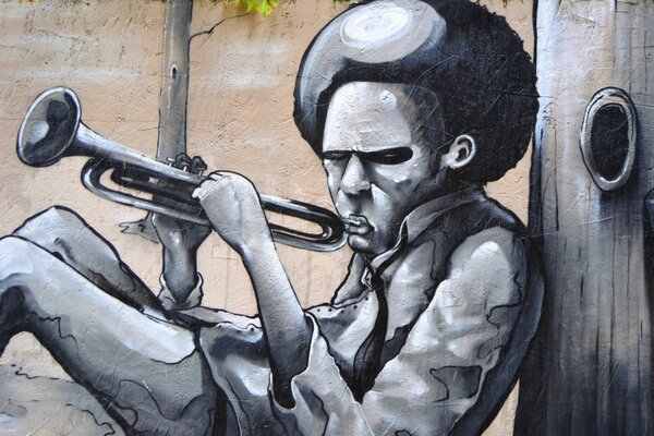 Musicien vivant sur les murs des maisons