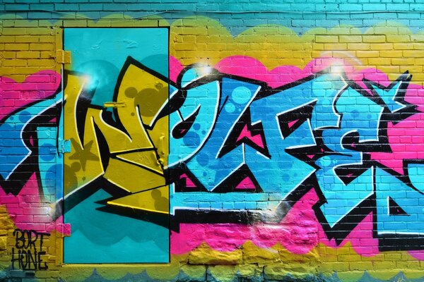 Graffiti wird an den Wänden mit Spray besprüht