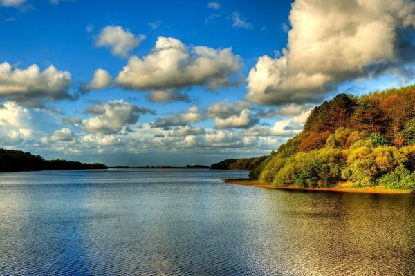 Wolken über einem großen Fluss