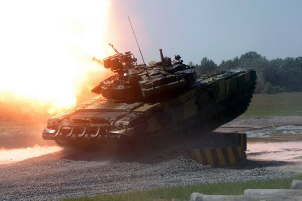 El tanque se encuentra al atardecer