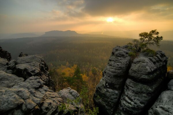 Blick von der Klippe auf die neblige Dämmerung