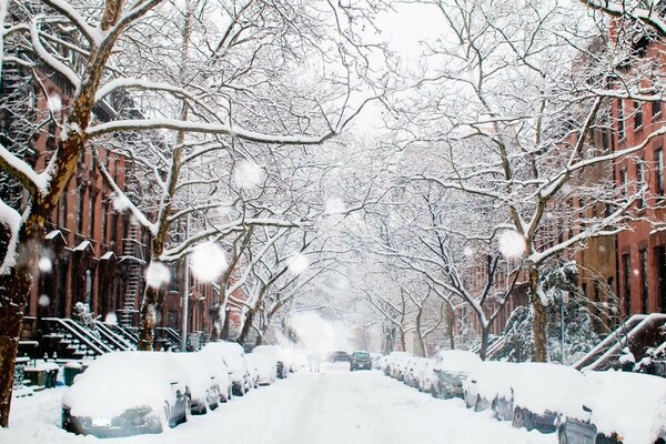 Ciudad de invierno en nieve y coches