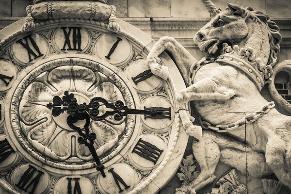 Eine Pferdeskulptur, die die Uhr hält