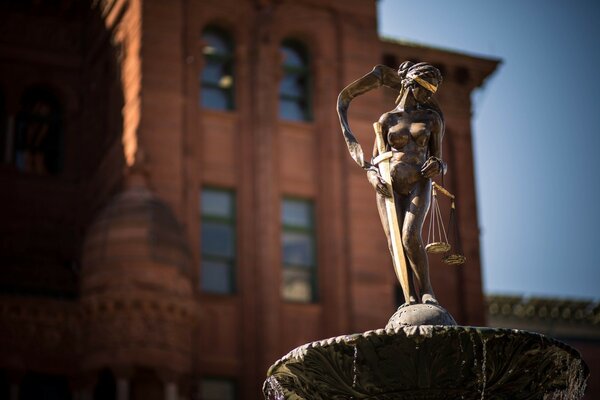 Sculpture de la justice sur fond de bâtiment