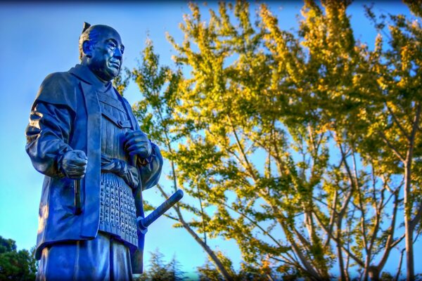 Monumento japonés contra el cielo