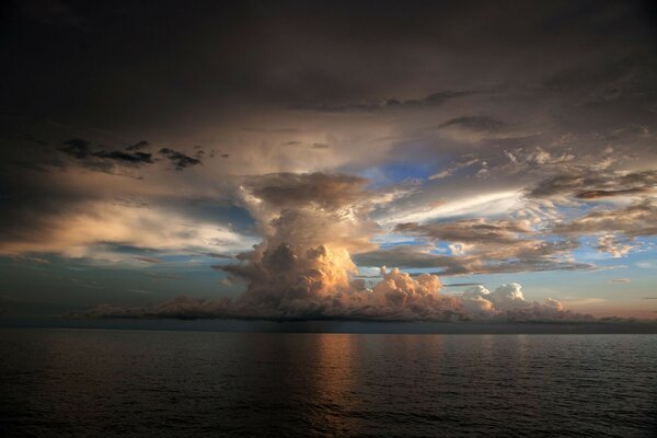 Cielo al tramonto con nuvole riflesse nell acqua