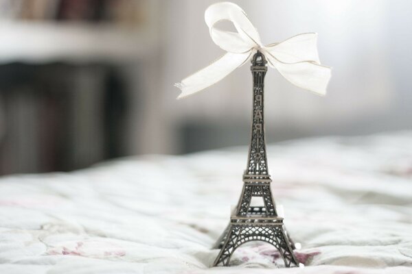 Item the little Eiffel Tower