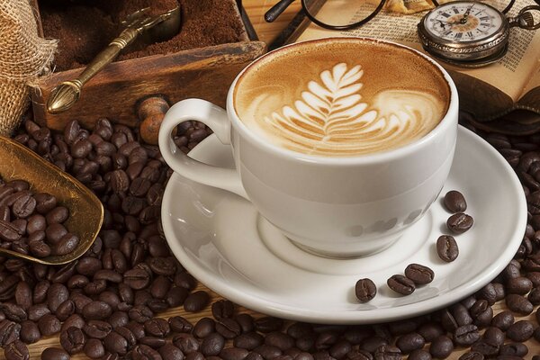 Tasse de café avec des grains sur une soucoupe