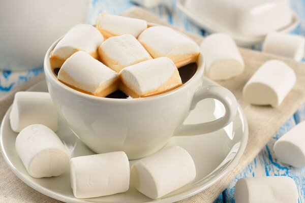 Weißer Marshmallow mit Kaffee auf dem Tisch