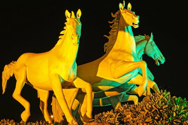 Escultura iluminada de cavalos. Arte