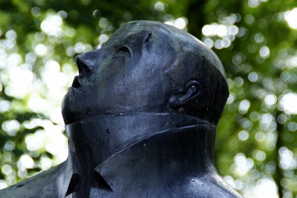 Im Park eine schwarze Skulptur eines Mannes