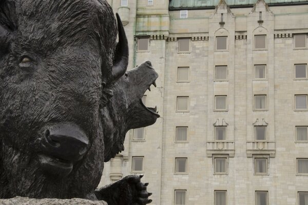 Casa di città sullo sfondo di una scultura di toro