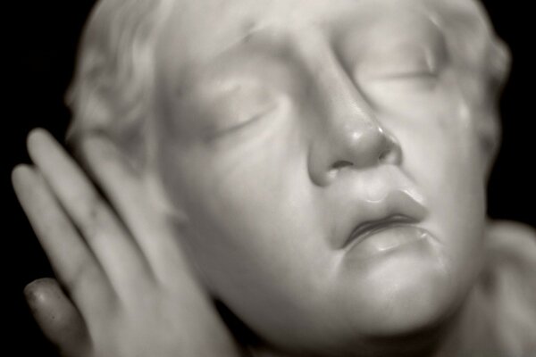 Sculptkra the face of a sleeping child