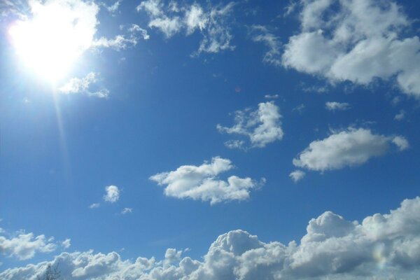 Tageshimmel und Wolken