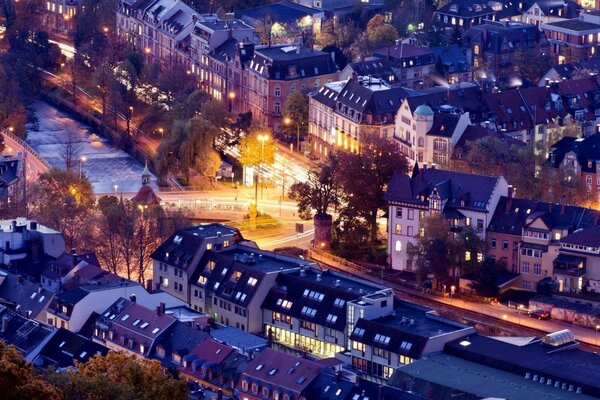 Die Abendstadt leuchtet hell