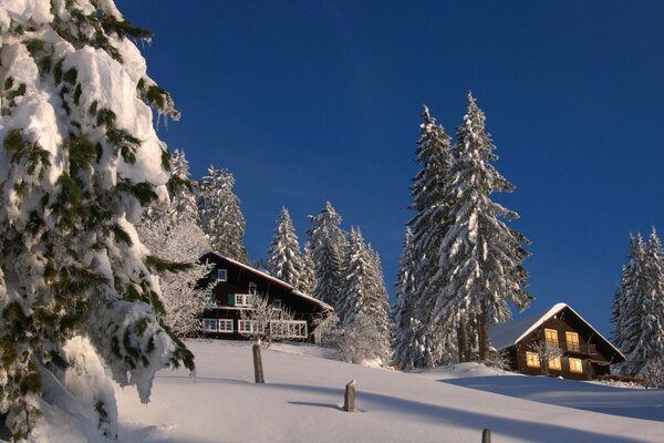 Paisagem de neve de inverno na aldeia