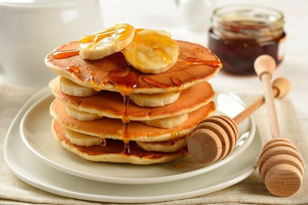 Hausgemachte Pfannkuchen mit Honig zum Frühstück