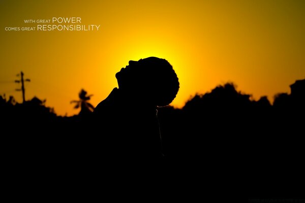 Amando o rosto de um homem no fundo do pôr do sol