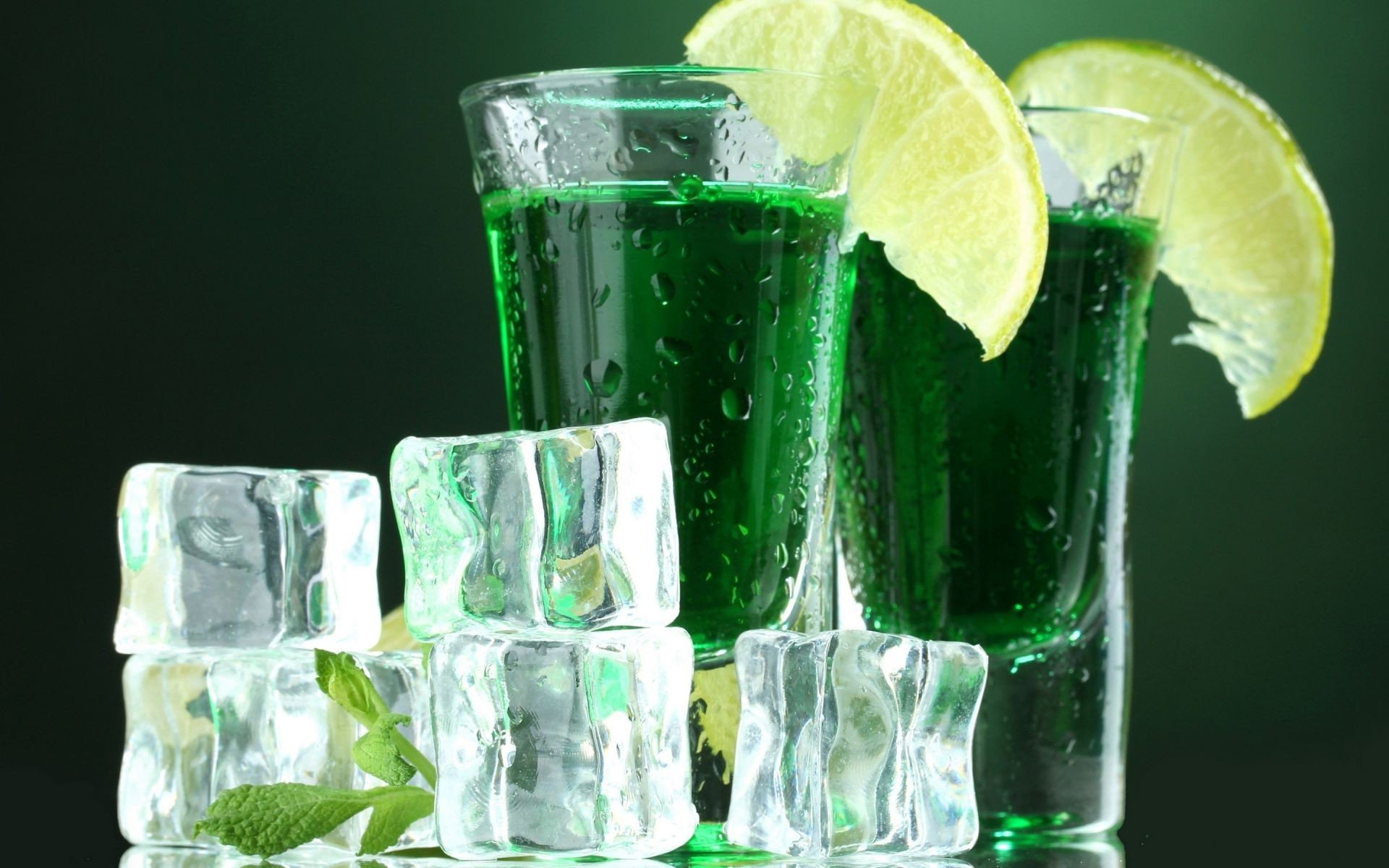 bebidas beber vidrio hielo alcohol cóctel frío lima líquido mojado soda bar fresco refresco burbuja agua limón fiesta licor cubo vodka