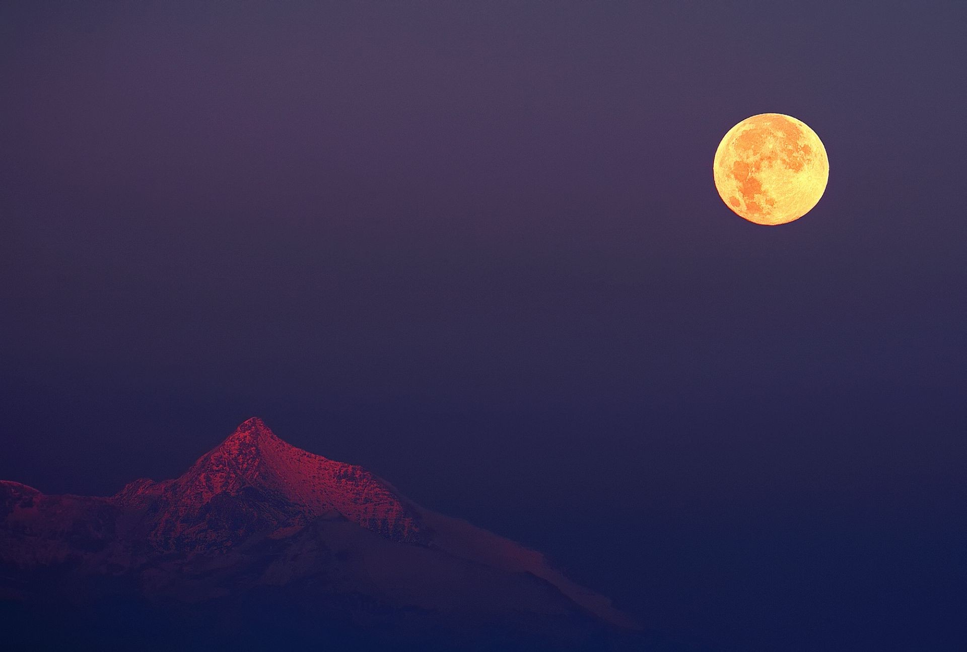 noche crepúsculo crepúsculo luna puesta de sol cielo noche crepúsculo paisaje sol amanecer luna llena al aire libre montañas eclipse luz iluminado cráter viajes luz del día astronomía silueta