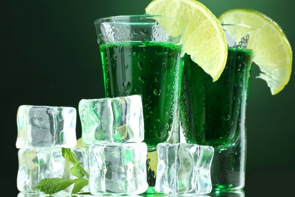 Cócteles alcohólicos con limón y hielo