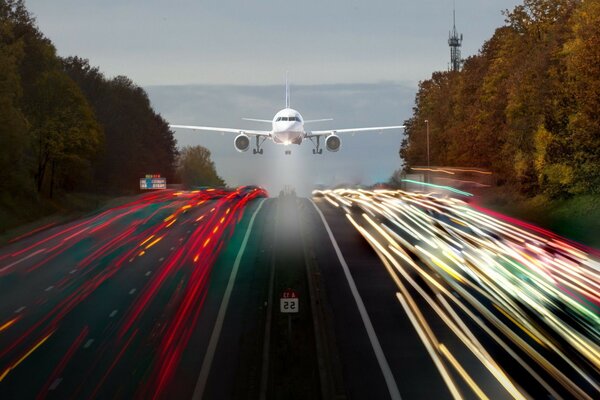 Das Flugzeug fliegt über die Schnellstraße