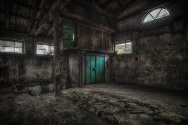 Bâtiment abandonné, désolation et solitude, saleté et poussière