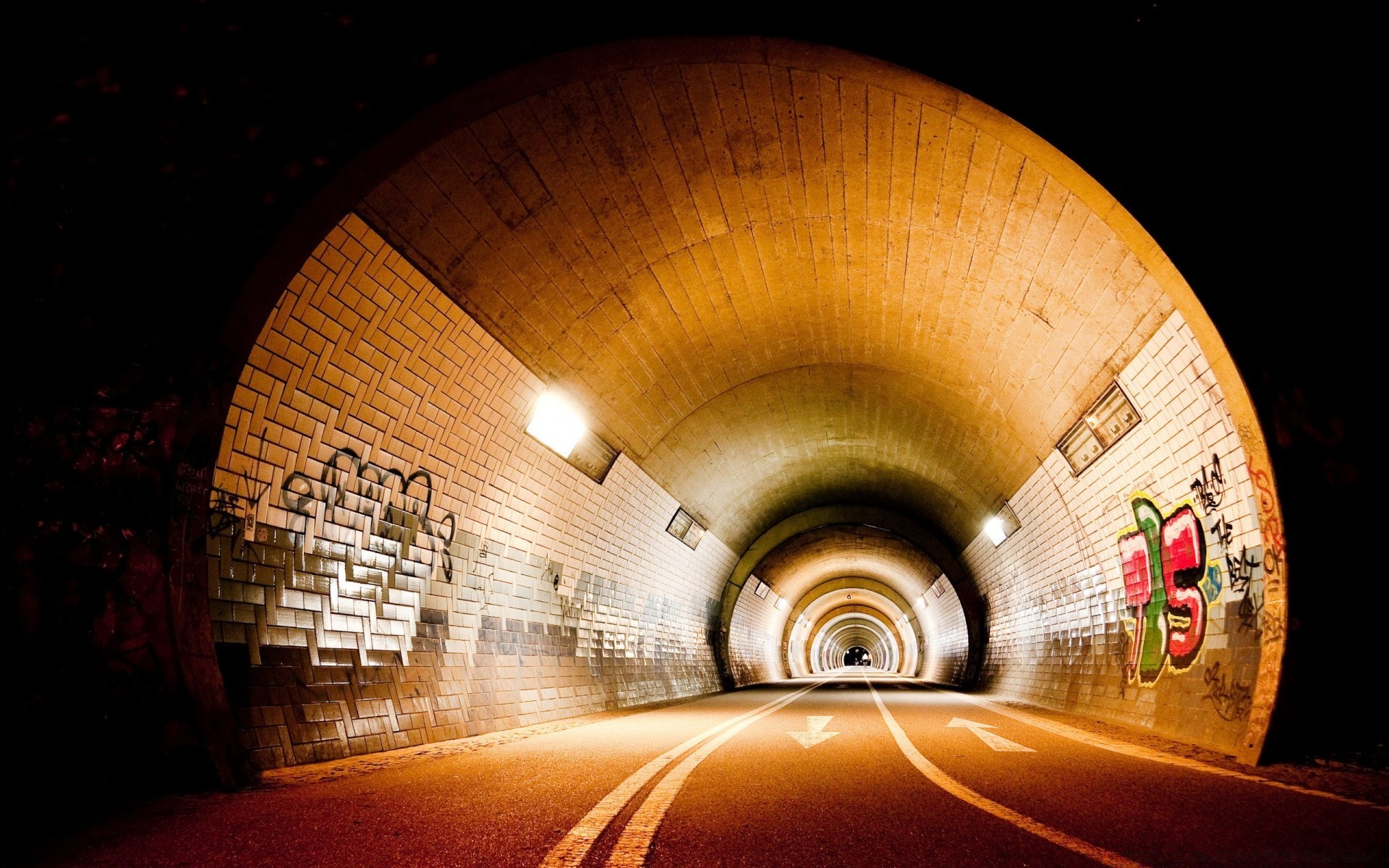 stile urbano scuro sughero luce tunnel interno architettura