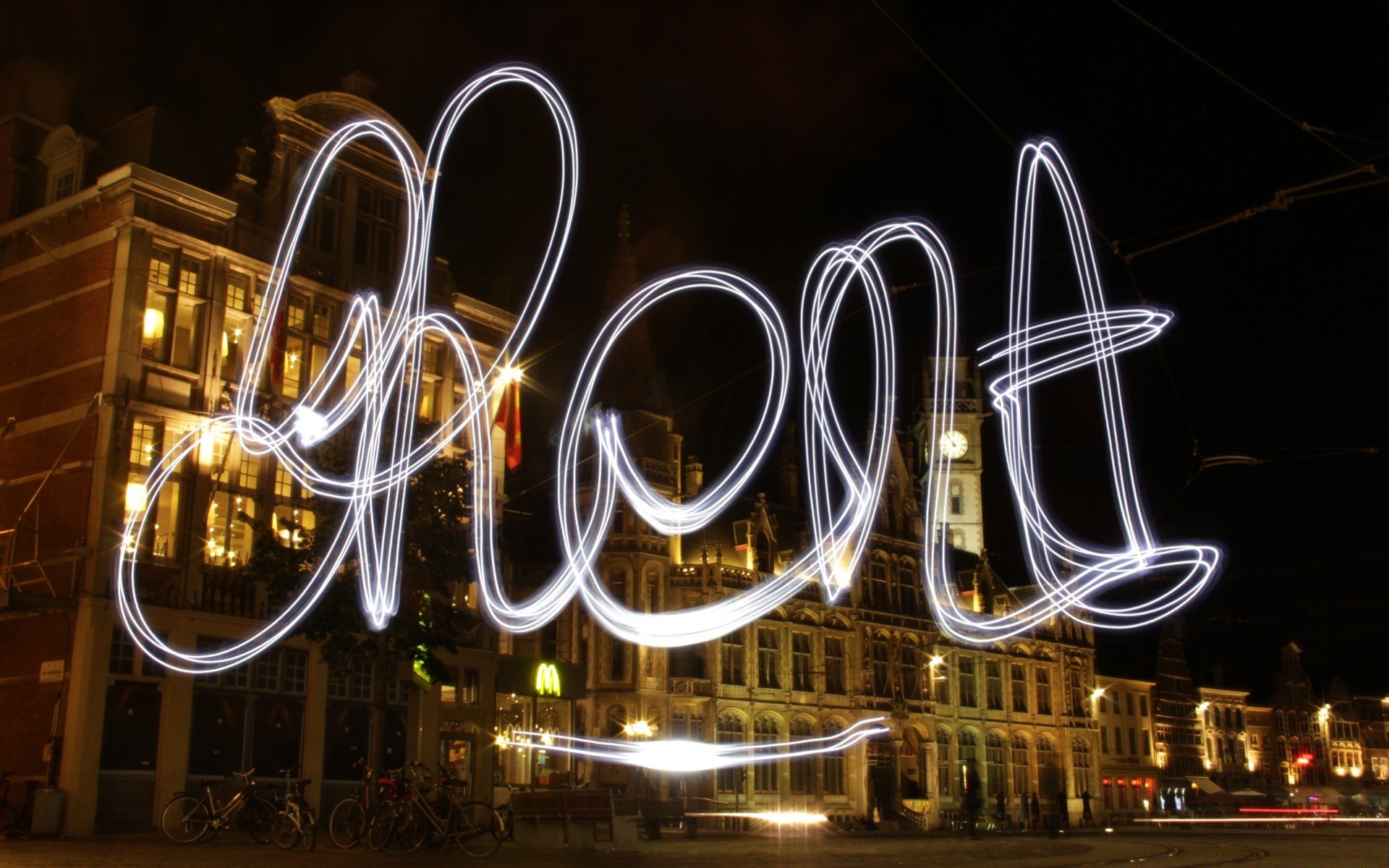 estilo urbano luz néon retroiluminado tráfego borrão moderno sistema de transporte escuro