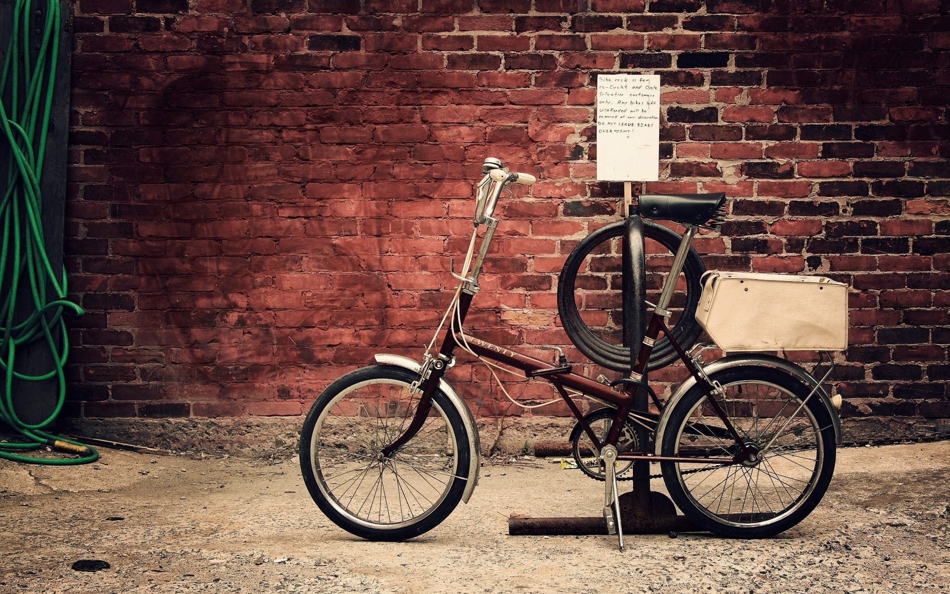 stile urbano ruote vecchio bicicletta pareti vintage sistema di trasporto mattone abbandonato arrugginito retro strada marciapiede