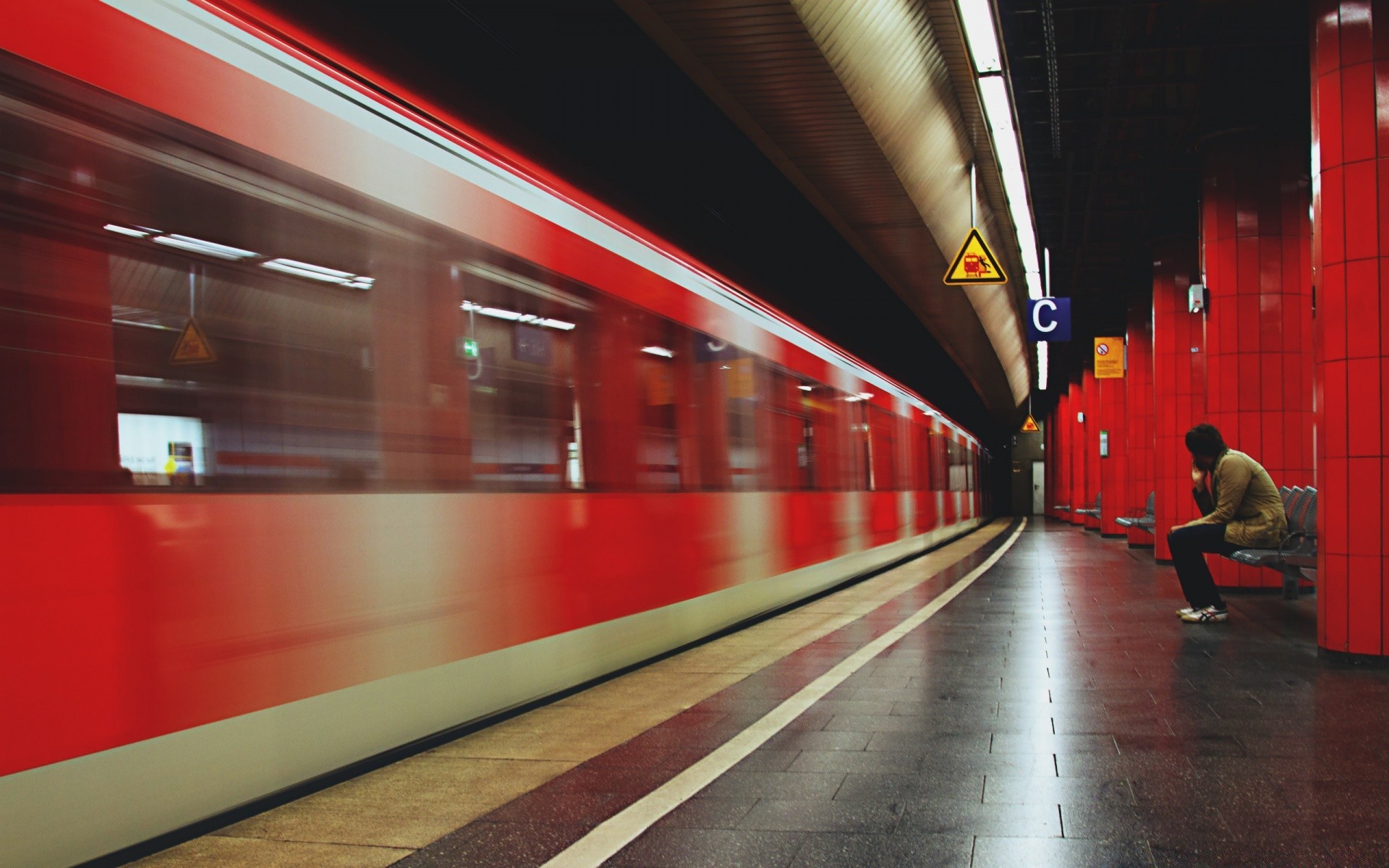 urban style stau zug unschärfe schiene tunnel transportsystem station vorstadt bus stadt straße verkehr schnell innenstadt öffentliche geschäftliche besprechungen plattform