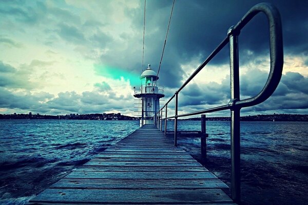 Mar tranquilo en el muelle