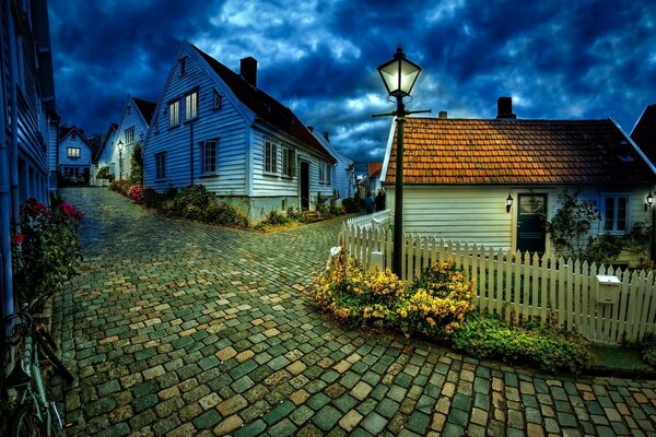 Arquitectura del pueblo, calle nocturna con linterna