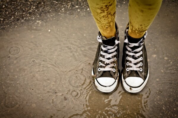 Yağmurda moda spor ayakkabıları
