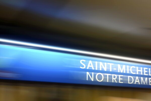 Notre Dame estação. Paris na clandestinidade.