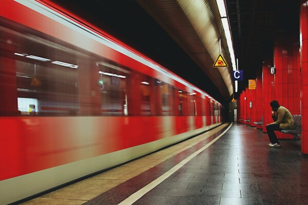 Hombre esperando el tren en el metro