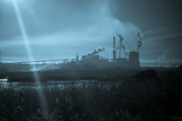 Tuyaux d usine fumants dans l obscurité