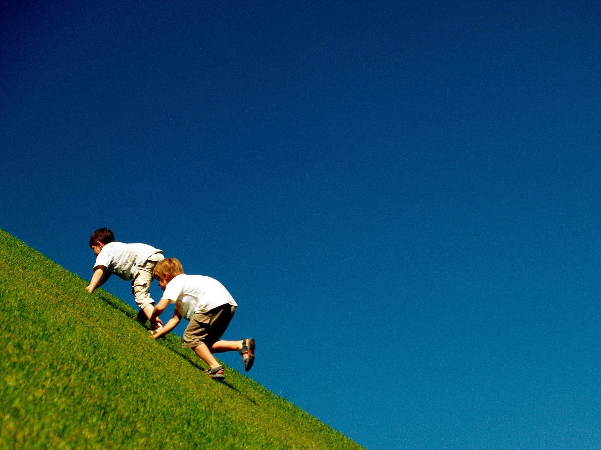 enfants dans la nature ciel à l extérieur herbe loisirs un personne adulte