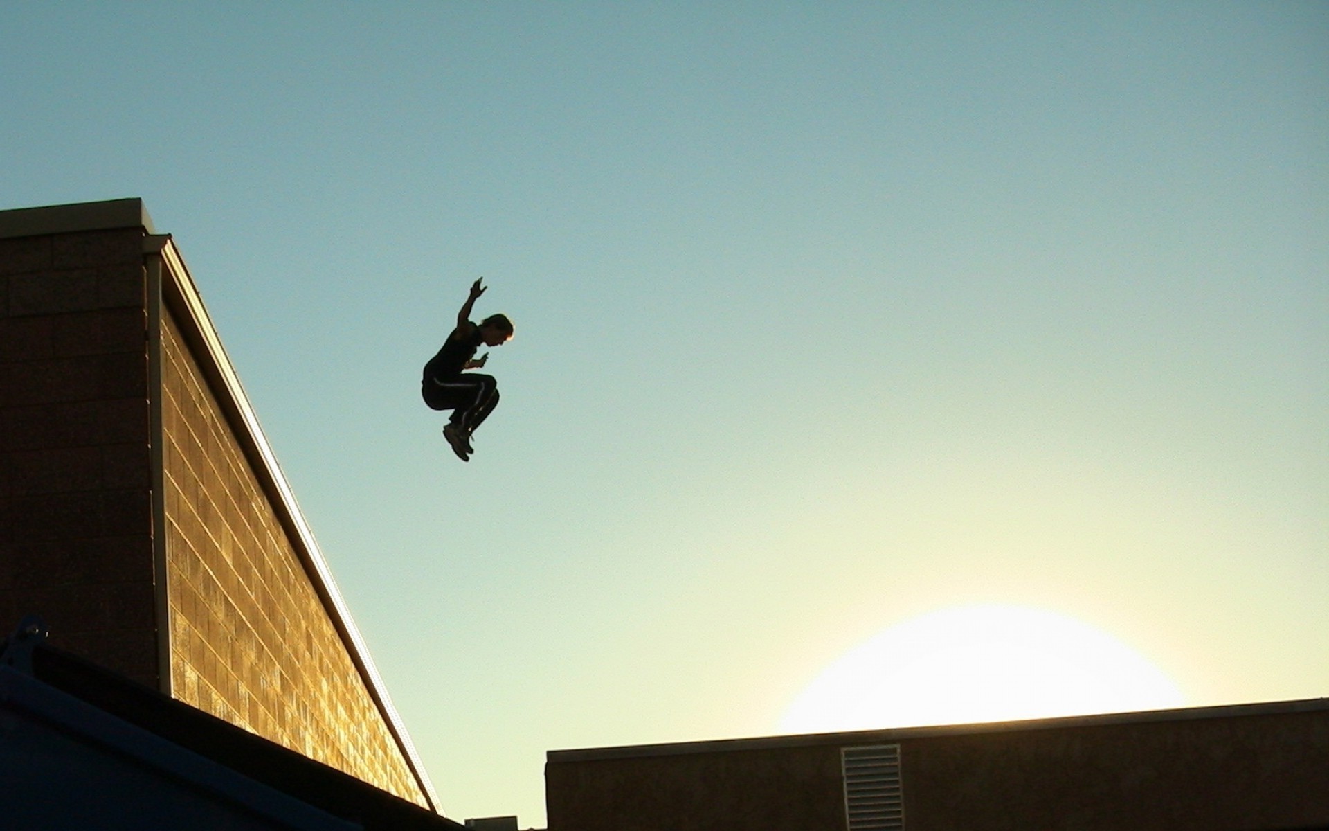 parkour ação pôr do sol céu silhueta cidade iluminado rua monocromático sol competição luz skate ao ar livre futebol