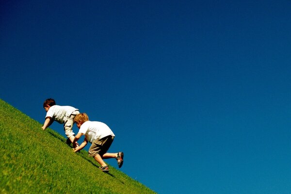 Les enfants regardent la surface de la montagne