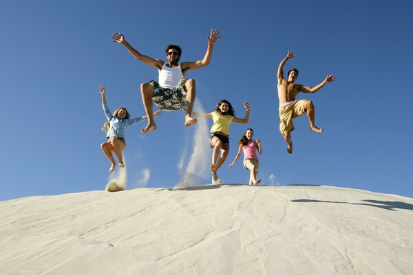 Les gens heureux figés dans le saut