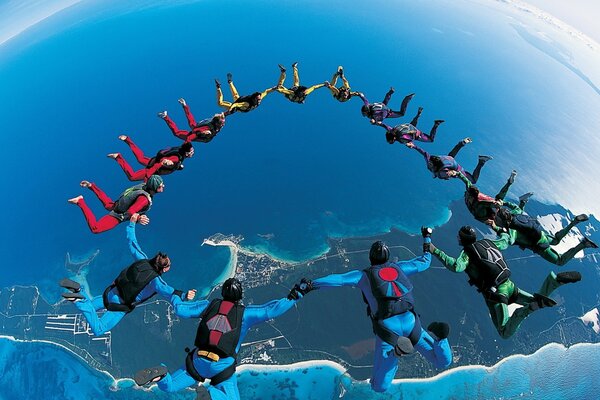 Groupe de parachutistes au-dessus du plan d eau